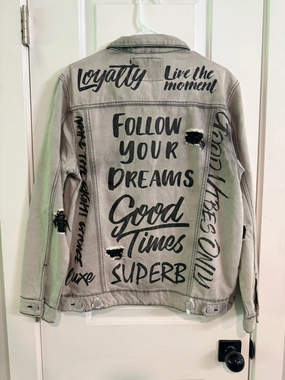 Victorious Gray Distressed Graphic Denim Jacket NWT Men’s Medium